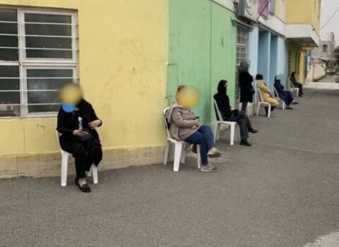 İranda valideynlər uşaqları üçün məktəbin önündə keşik çəkir – FOTO