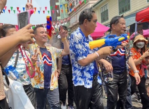 Taylandın baş naziri bu görüntüsü ilə gündəm oldu