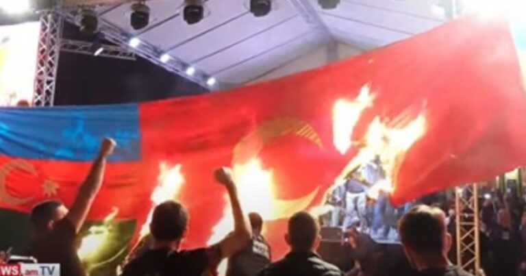 İrəvanda növbəti dəfə Azərbaycan və Türkiyə bayraqları yandırıldı – VİDEO İrəvanda növbəti dəfə Azərbaycan və Türkiyə bayraqları yandırıldı – VİDEO