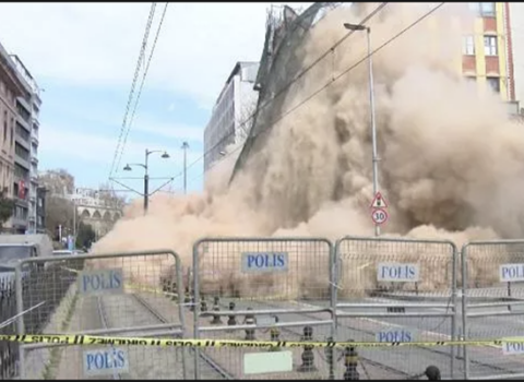 İstanbulda bina ÇÖKDÜ