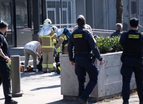 18 yaşlı gənc ABŞ səfirliyinin qarşısında özünü YANDIRDI