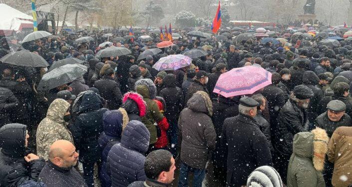 Yanaraq ölən erməni hərbçilərin valideynləri yolu bağladı Yanaraq ölən erməni hərbçilərin valideynləri yolu bağladı