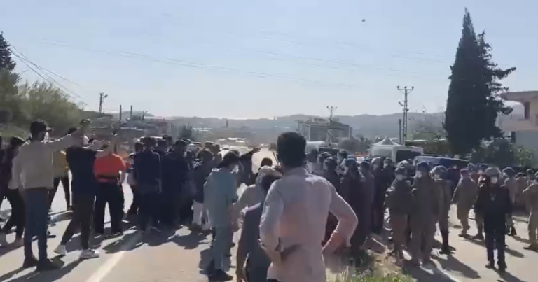 Hatayda zəlzələdən zərərçəkənlər bu səbəbdən yolu BAĞLADILAR – VİDEO Hatayda zəlzələdən zərərçəkənlər bu səbəbdən yolu BAĞLADILAR – VİDEO