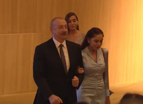 Prezident xanımı və qızı ilə konsertdə iştirak etdi – VİDEO