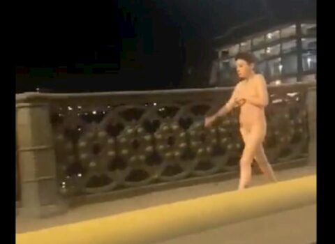 İrəvanda çılpaq qadının küçədə hərəkəti gündəm oldu – VİDEO