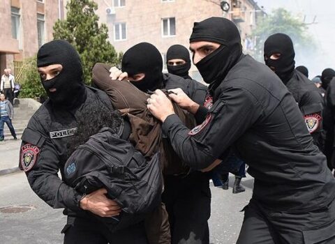 İrəvanda şok: Azərbaycanlı ilə erməni polis dalaşdı