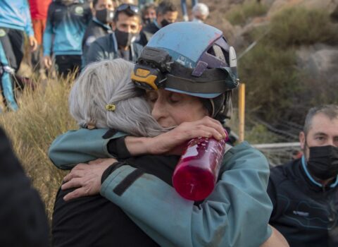 50 yaşlı qadın 500 gün mağarada niyə yaşadı?
