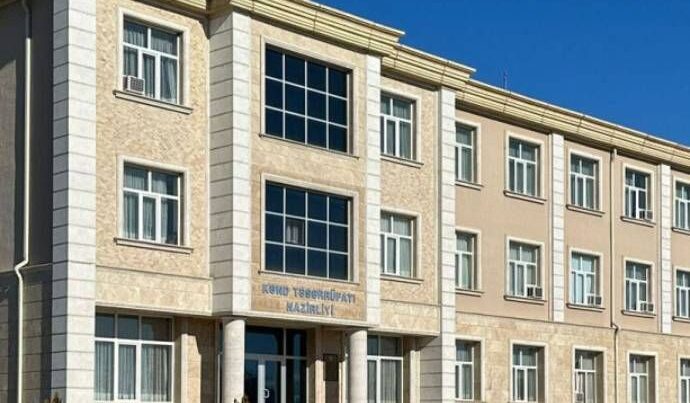 Nazirlik binasında QALMAQAL – Hüquqşünasla nazir əvəzi dalaşdı Nazirlik binasında QALMAQAL – Hüquqşünasla nazir əvəzi dalaşdı