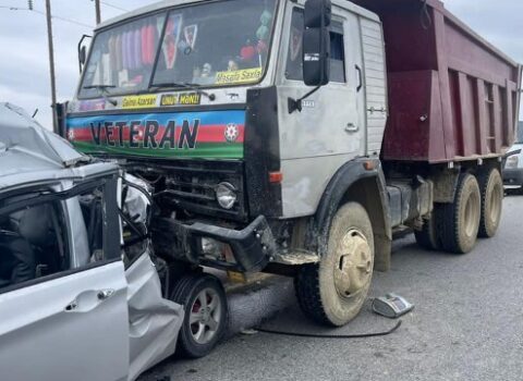 “KamAZ” minik maşınına çırpıldı – 4 nəfər öldü, 2 nəfər yaralandı – YENİLƏNİB / FOTOLAR