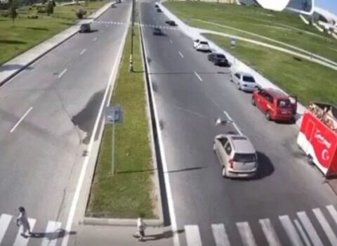 Yolu keçən uşağı maşın vurdu – ANBAAN VİDEO