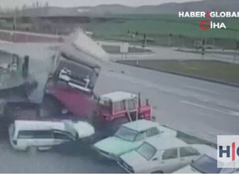 DƏHŞƏTLİ QƏZA: TIR yoldan çıxaraq avtomobilləri “biçdi” – VİDEO