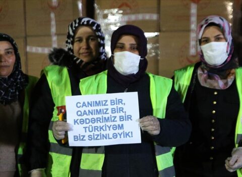 Azərbaycandan göndərilən yardımların içərisindən çıxanlar türkləri təsirləndirdi – FOTO