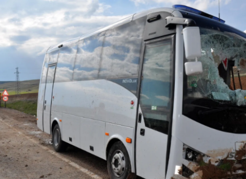 Türkiyədə həbsxananın nəqliyyat vasitəsi dərəyə aşdı
