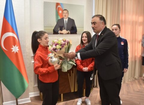 İrəvanda çempion olan türk idmançılar Bakıya gəlir