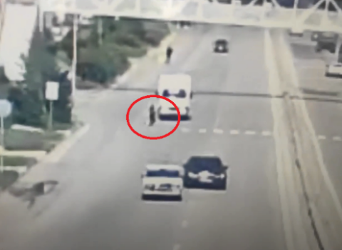 Yük avtomobili qadını və 3 yaşlı qızını vurdu – Ana öldü – VİDEO