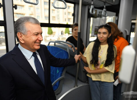 Prezident sərnişinlərlə bərabər avtobusa mindi – FOTO/VİDEO