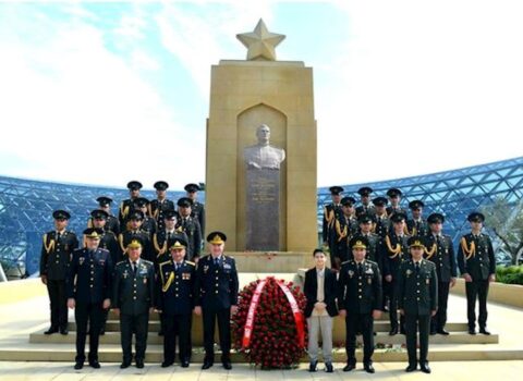 Hərbçilər Həzi Aslanovun məzarını ziyarət etdi