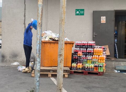 “ARAZ” marketin qarşısında xoşagəlməz mənzərə – FOTOLAR