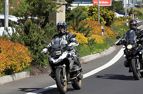 Bu ölkə prezidenti Almaniyaya motosikletlə səfər etdi – FOTO