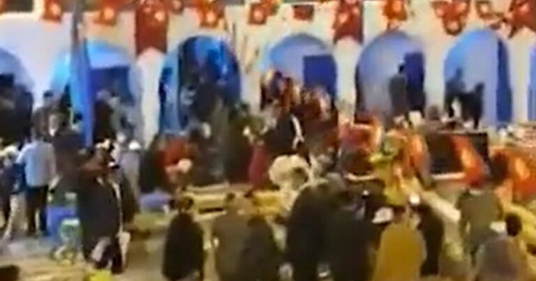 Sinaqoqda atışma: Ölən və yaralananlar var – VİDEO Sinaqoqda atışma: Ölən və yaralananlar var – VİDEO