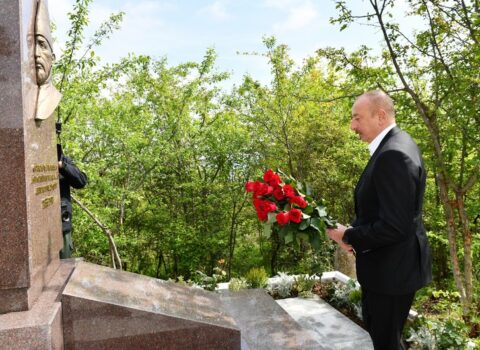 Prezident Mir Möhsün Nəvvab Qarabağinin məzarını ziyarət etdi – FOTO