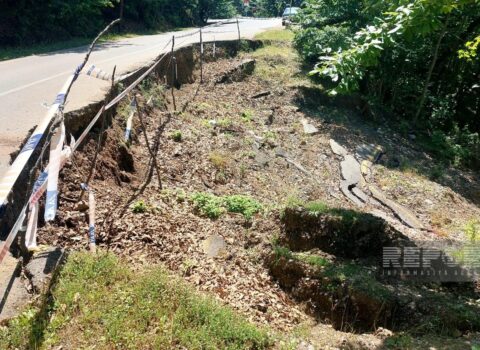 Lənkəranda torpaq sürüşməsi: 7 kəndi birləşdirən yol ÇÖKDÜ