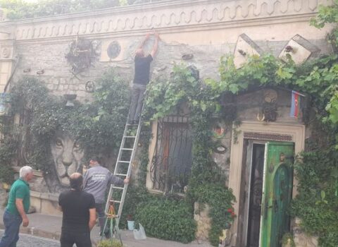 İçərişəhərdə müzakirələrə səbəb olan abidə söküldü – FOTO