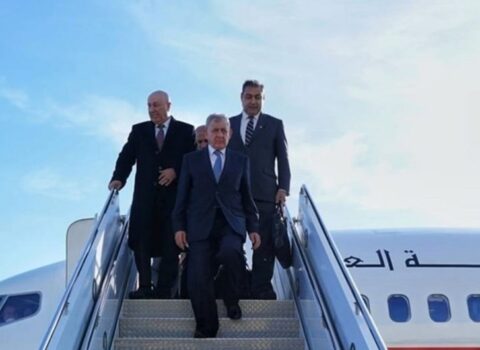 Prezident təyyarədən enərkən YIXILDI