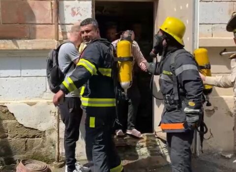 Bakıda yaşayış binasında yanğın: 3 nəfər xilas edildi – VİDEO