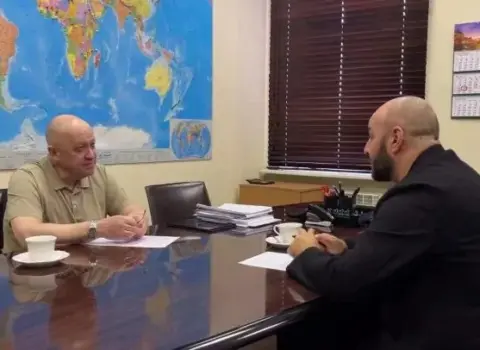 Priqojin ondan müsahibə alan jurnalistin işdən çıxarılmasına KƏSKİN REAKSİYA VERDİ – VİDEO