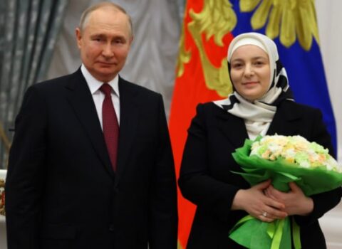 Putin Kadırovun həyat yoldaşına “Qəhrəman ana” mükafatı TƏQDİM ETDİ