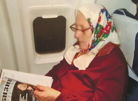 Nənə hərəkətdə olan təyyarədə düymələri səhv salıb qapını açdı – FOTO