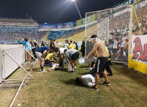 Futbol matçında faciə: 12 ölü, yüzlərlə yaralı – VİDEO
