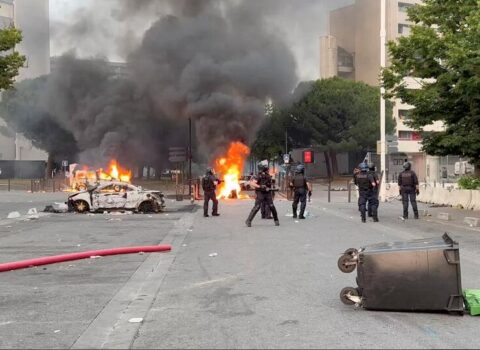 Fransızlar yeniyetməni öldürən polisin ailəsi üçün 858 min avro TOPLADI