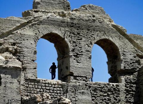 Quraqlıq səbəbindən XVI əsrə aid kilsə tam üzə çıxdı – FOTO