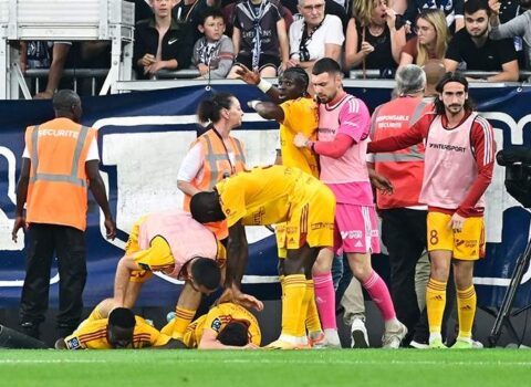 Azarkeş futbolçuya hücum etdi: Matç təxirə salındı – VİDEO