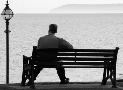 Tənha insanlar MÜTLƏQ OXUSUN! – Bu, ölüm riskini ARTIRIR