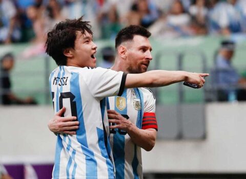 Messini qucaqlamaq üçün meydana qaçdı – VİDEO