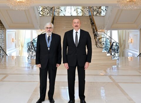 İlham Əliyev Oqtay Mirqasımova “İstiqlal” ordenini təqdim etdi