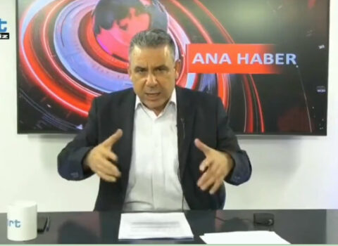 Aparıcı canlı yayımda SOYUNDU – VİDEO
