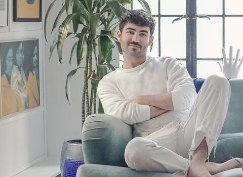 50 dollara aldığı kreslodan sərvət qazandı – FOTO