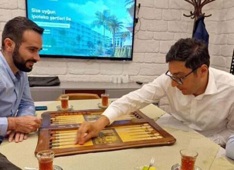 Nazir verdiyi sözü tutub onunla nərd oynadı – FOTO