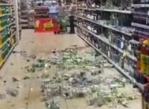 Bakıda marketdə qəribə olay – “Araq haramdır“ deyib hamısını sındırdı – VİDEO