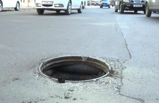 Bakıda velosipedçi kanalizasiya quyusuna düşdü Bakıda velosipedçi kanalizasiya quyusuna düşdü