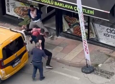 Taksi sürücüsü küçənin ortasında bir nəfəri öldürdü – FOTO+VİDEO