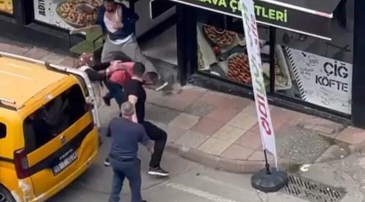 Taksi sürücüsü küçənin ortasında bir nəfəri öldürdü – FOTO+VİDEO