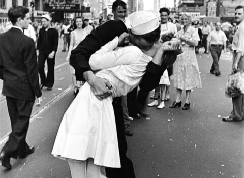 “Məşhur öpüş”ün qəhrəmanı qocalar evində vəfat edibmiş – FOTO