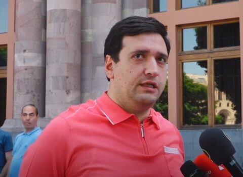 “Biz demokratik dövlətdə yaşayırıq, yoxsa diktatura ölkəsində? – Ermənilər etiraza qalxdı