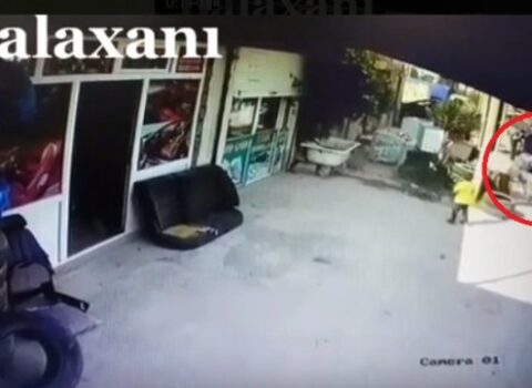 Bakıda ərindən qaçan qadın və övladını maşın vurdu – VİDEO