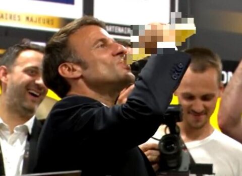 Makronun bu hərəkəti gündəm oldu – VİDEO